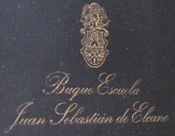 CAJA-6-COPAS-Y-FOTO-DE-BUQUE-ESCUELA-JUAN-SEBASTIAN-DE-ELCANO.jpg